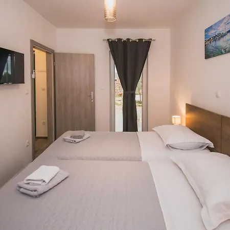 Marcelovi Dvori 3* Pirovac