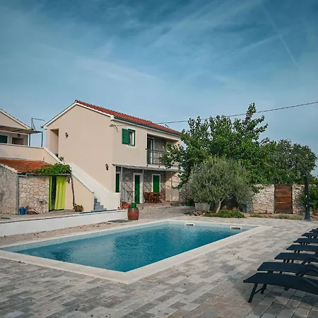 Marcelovi Dvori Pirovac