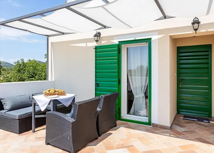 Marcelovi Dvori 3* Pirovac