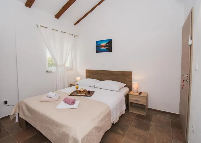 Marcelovi Dvori Pirovac